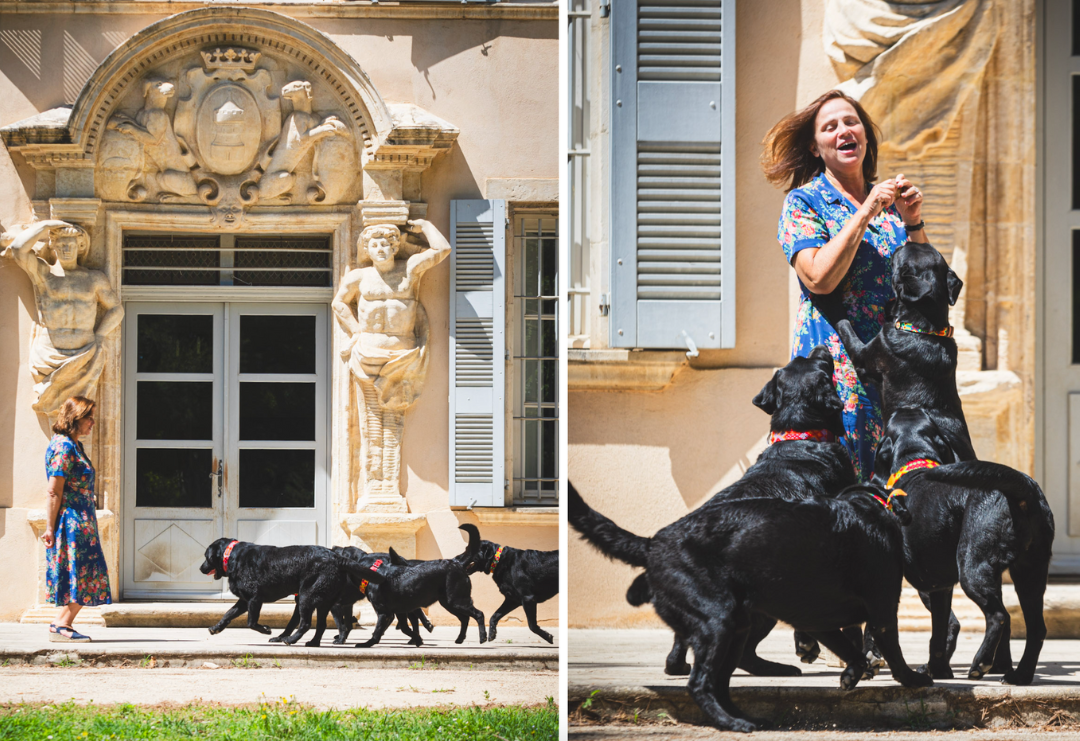 Frau Kessler die Besitzerin von Château Calissanne und ihre Hunde vor des Schloss in der Provence
