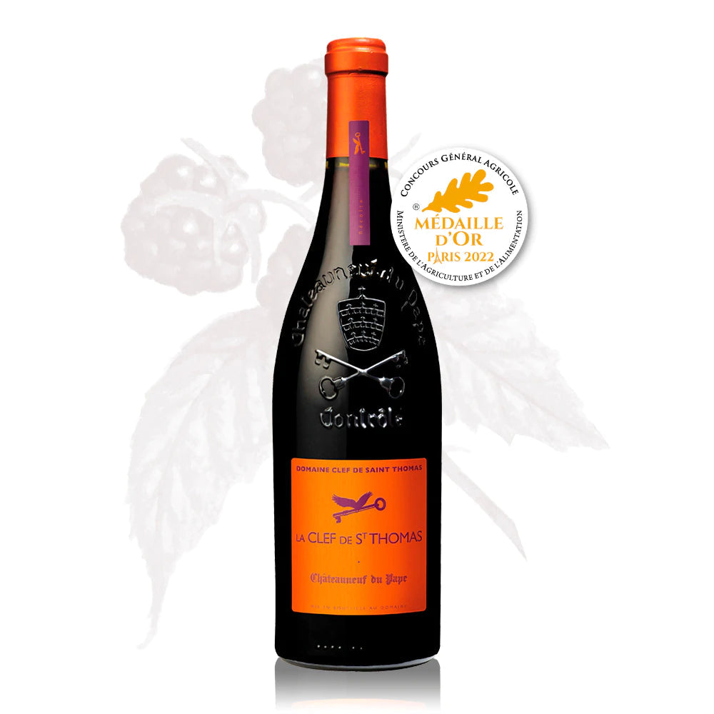 Eine Flasche Rotwein vom Weingut La Clef de Saint Thomas Châteauneuf-du-Pape mit einem Motif im Hintergrund und die Gold Medaille 2022